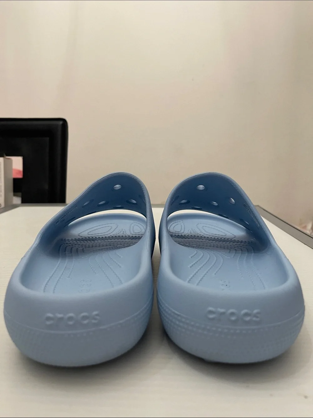 CROCS CLASSIC SLIDE SANDAL MENS SIZE 10 WOMENS SIZE 12